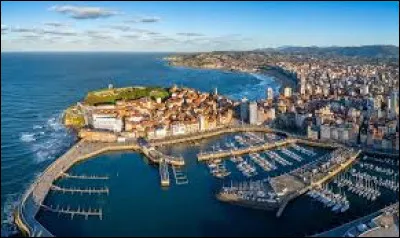 Sur quelle fa&ccedil;ade de la p&eacute;ninsule ib&eacute;rique se trouve la ville espagnole de Gijon ?