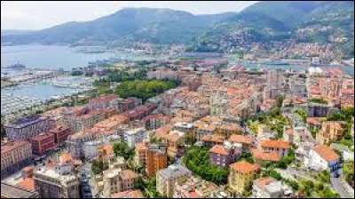 La ville italienne de La Spezia est un port marchand et militaire sur la mer ...
