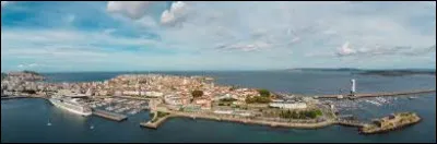 La ville espagnole de La Corogne est un port de ...