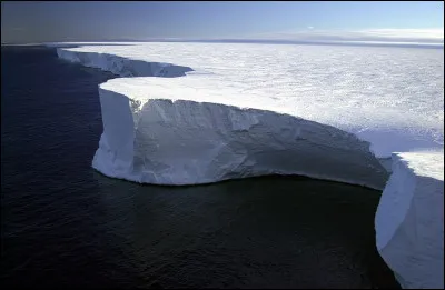 Par analogie avec la mise bas d'un animal, comment appelle-t-on le d&eacute;tachement d'un iceberg du glacier dont il provient ?