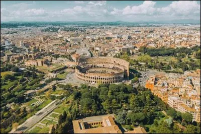 Combien de collines entourent la ville ?