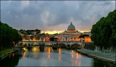 Quel est ce pont dans le centre historique de Rome d&eacute;cor&eacute; par des statues ?