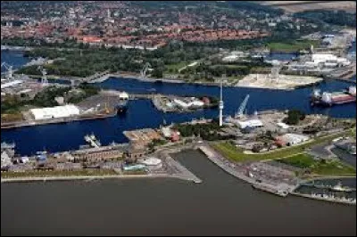 La ville allemande de Wilhelmshaven est un port sur la ...