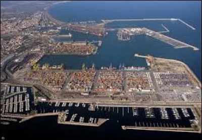La ville espagnole de Valence est un port sur ...