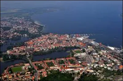 La ville allemande de Stralsund se situe sur les rives de la ...