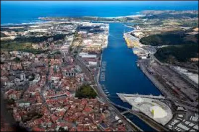 La ville espagnole d'Avil&eacute;s est un port sur ...