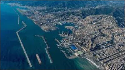 La ville italienne de G&ecirc;nes est un port sur la mer ...