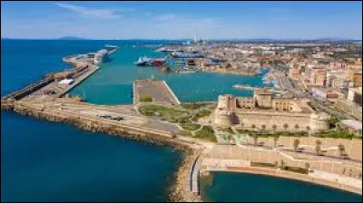 La ville italienne de Civitavecchia est un port sur la mer ...