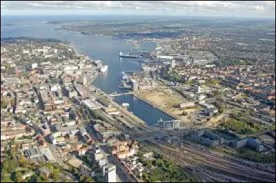 La ville allemande de Kiel est un port sur la ...