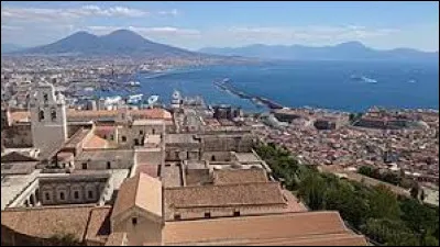 La ville italienne de Naples est un port sur la mer ...