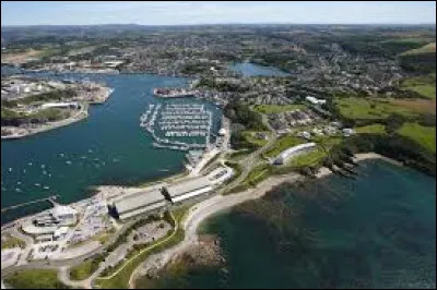 La ville anglaise de Plymouth est un port sur la ...