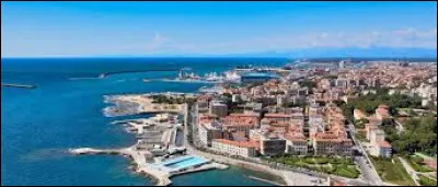 La ville italienne de Livourne est un port sur la mer ...