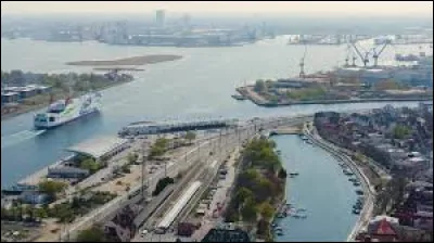 La ville allemande de Rostock est un port sur la ...