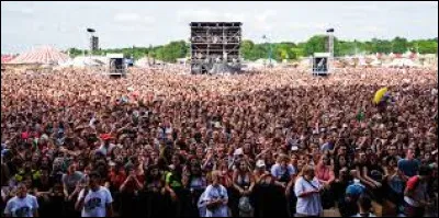 Dans quelle ville se d&eacute;roule chaque ann&eacute;e en avril depuis 1977 un grand festival de musique ?