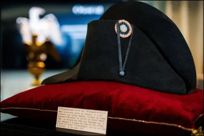 Quel est le nom sp&eacute;cifique du couvre-chef de Bonaparte ?