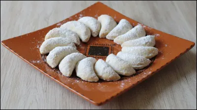 Quel est le nom de ces p&acirc;tisseries maghr&eacute;bines en forme de croissant ?