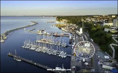 La ville allemande de Sassnitz se situe sur les rives de la ...