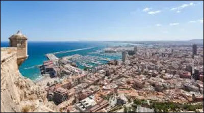 La ville espagnole d'Alicante est un port sur ...