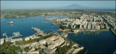 La ville italienne d'Augusta est un port sur la mer ...
