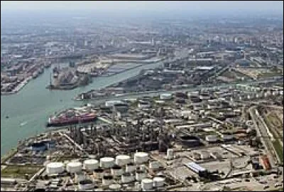 La c&eacute;l&egrave;bre Venise est un port sur la mer ...