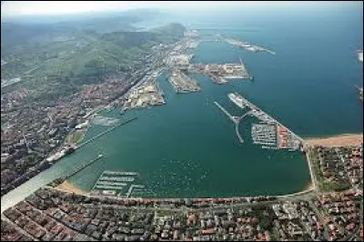 La ville espagnole de Bilbao est un port donnant sur ...