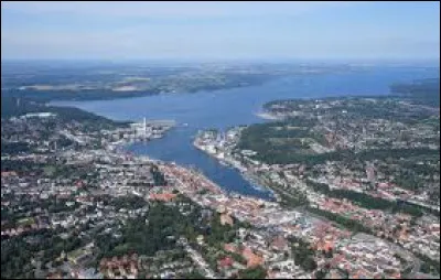 La ville allemande de Flensburg se situe sur le rivage de la ...