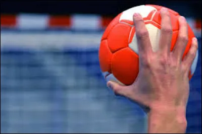 Laquelle de ces propositions d&eacute;signe un poste qui existe au football et au handball ?