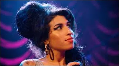 A quel &acirc;ge est morte en 2011 la chanteuse britannique Amy Winehouse ?