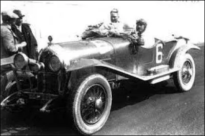 C'est la 4e &eacute;dition des 24 heures du Mans : la course est remport&eacute;e pour la 2e ann&eacute;e cons&eacute;cutive par cette voiture fran&ccedil;aise : il s'agit d'une ...