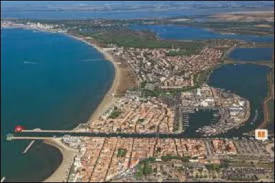 Le Grau-du-Roi est une petite ville bord&eacute;e par ...