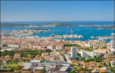 Toulon est une ville bord&eacute;e par ...
