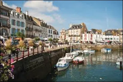 Le Croisic est une petite ville bord&eacute;e par ...