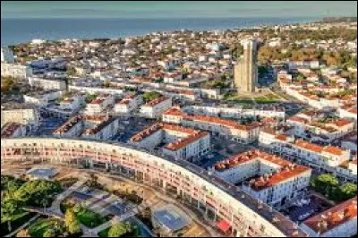 La ville de Royan est bord&eacute;e par ...