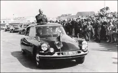 Voiture embl&eacute;matique de la pr&eacute;sidence de Gaulle, ici en d&eacute;placement &agrave; Lorient, il s'agit de la ...