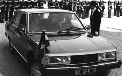 Son pr&eacute;d&eacute;cesseur &agrave; l'Elys&eacute;e, Giscard d'Estaing, arrive ici dans une ...