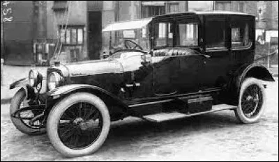 C&rsquo;est, en 1913, la premi&egrave;re v&eacute;ritable voiture officielle du pr&eacute;sident : il s'agit d'une ...