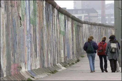 Le mur de Berlin est tomb&eacute; en...