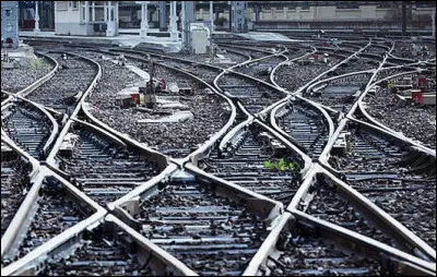 Les... du chemin de fer se s&eacute;parent par des aiguillages.