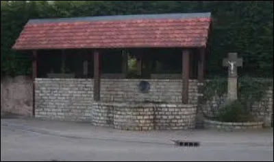 Nous terminons notre promenade devant cette fontaine, &agrave; Zinzing. Lieu-dit Mosellan, il se situe en r&eacute;gion ...