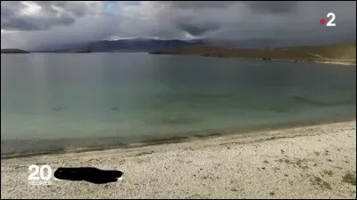 Quel est le plus grand lac d'eau douce du monde en volume ?