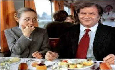 Dans le film "Le Cadeau" r&eacute;alis&eacute; par Michel Lang en 1981, quel cadeau original ses coll&egrave;gues offrent-ils &agrave; Gr&eacute;goire Dufour, banquier, r&ocirc;le jou&eacute; par Pierre Mondy ?