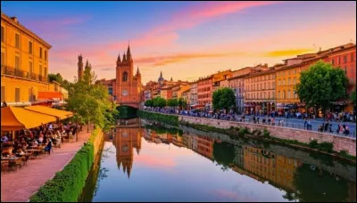 Quelle agglom&eacute;ration fran&ccedil;aise est surnomm&eacute;e al ville rose ?