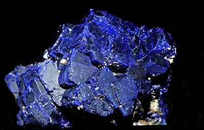 Quelle est cette pierre min&eacute;rale bleue ?