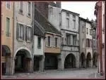 Son important march aux volailles et ses foires au gros btail en font la capitale de la Bresse bourguignonne. Sa Grande Rue borde d'arcades, l'Atelier d'un journal, l'Htel-Dieu...