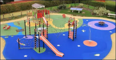 Son fils adore jouer dans une ... de jeux.