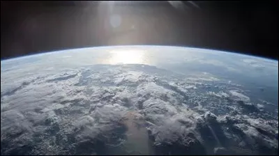 Notre plan&egrave;te Terre tourne autour de quel astre ?