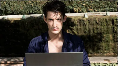 Quel est ce film avec Pierre Niney o&ugrave; il usurpe l'identit&eacute; d'un &eacute;crivain d&eacute;c&eacute;d&eacute; ?