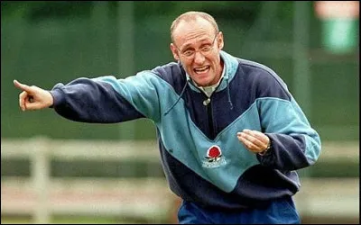 Quel est cet ancien joueur de rugby reconverti en entra&icirc;neur du XV de France de 1998 &agrave; 2007 ?