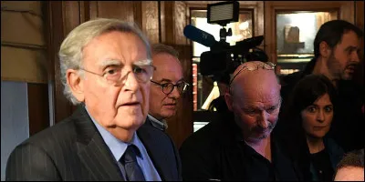 Qui est ce pr&eacute;sentateur t&eacute;l&eacute; et amoureux de la litt&eacute;rature ?