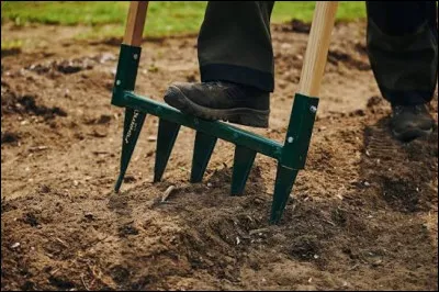 Quel outil de jardinage tient son nom de son inventeur ?